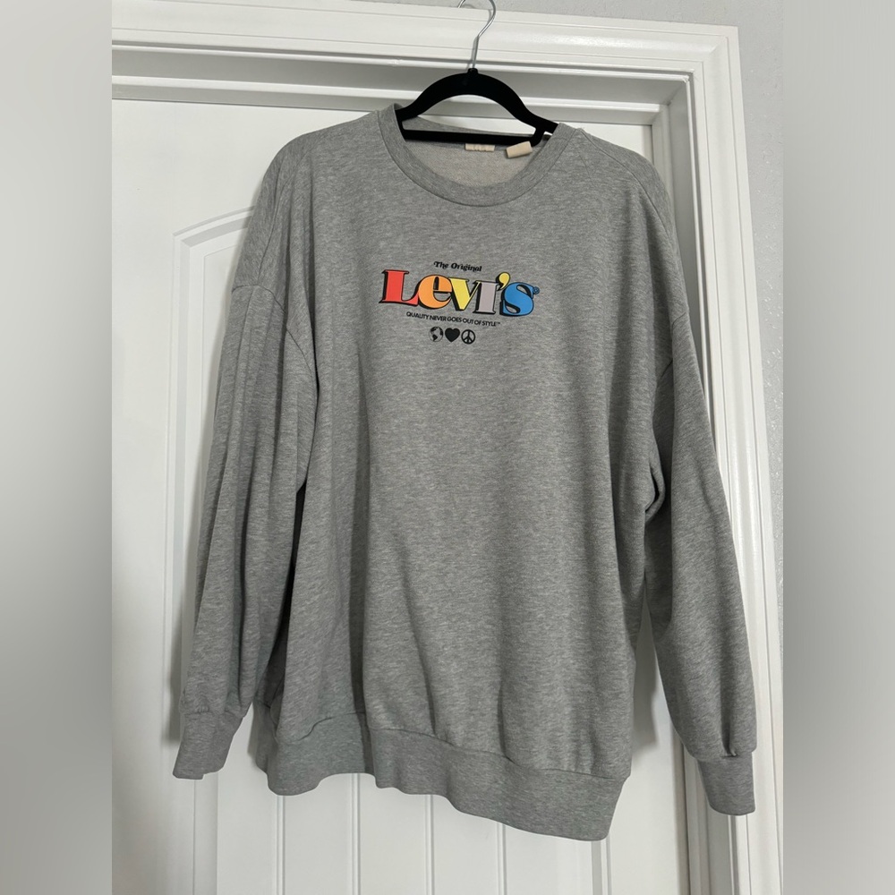 Oversized Levi’s sweatshirt
